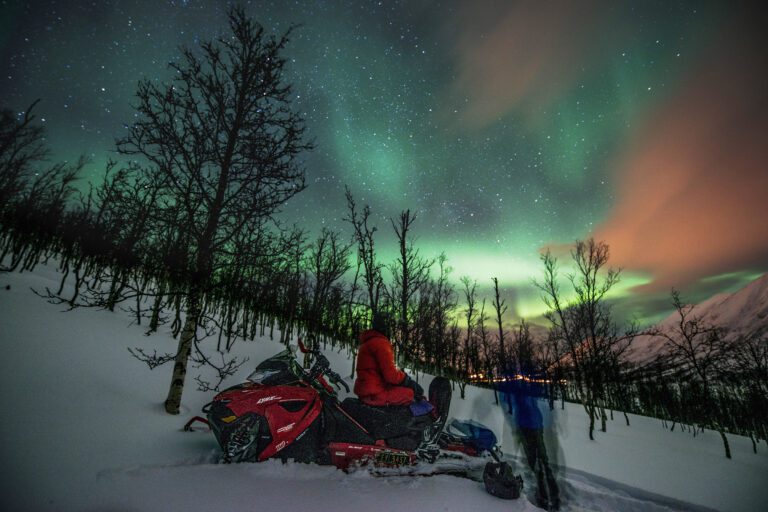 Snowmobile tours with northern lights