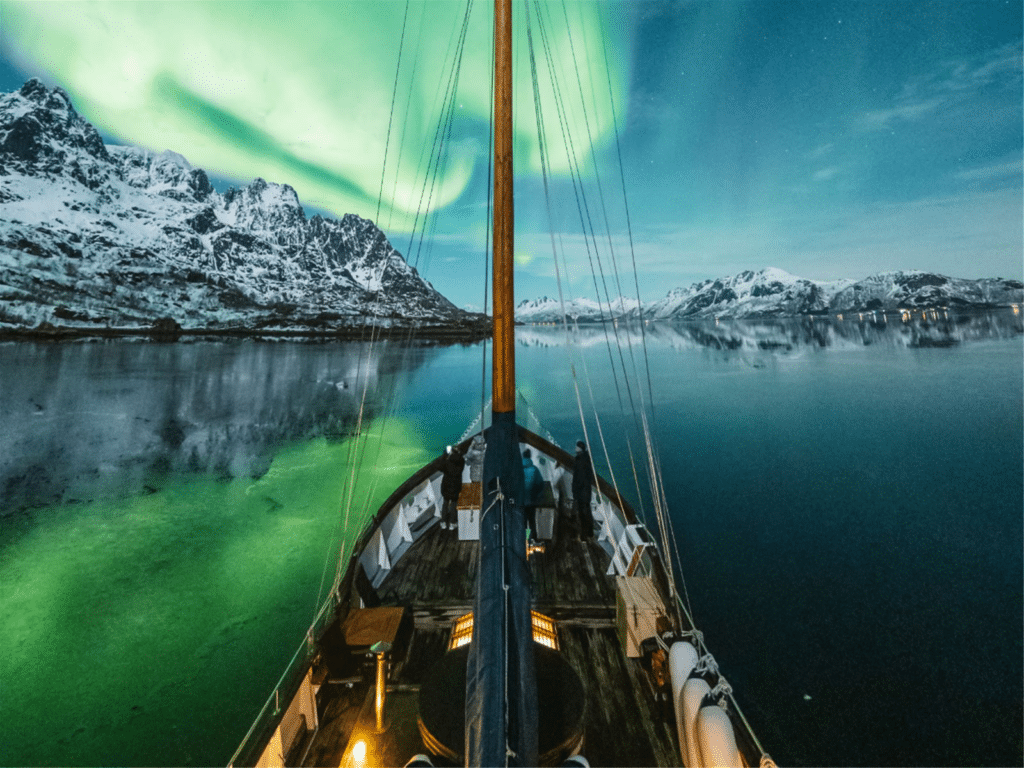 Northern Lights minibus vs boat tour: which is better?